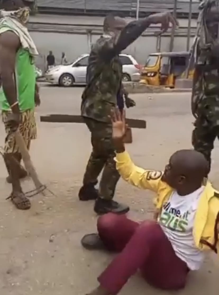 Nigerian soldiers storm Lagos road, beat up LASTMA officials accused of assaulting a soldier