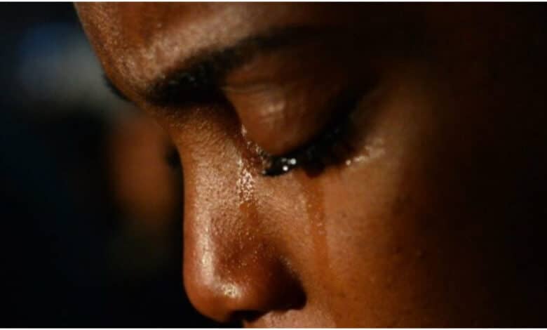 "My mom will be hurt if I tell her" - Young lady seeks advice after discovering her father's affair with married 'side chick'