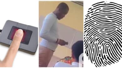Lecturer uses fingerprint scanner to take class attendance (Video)