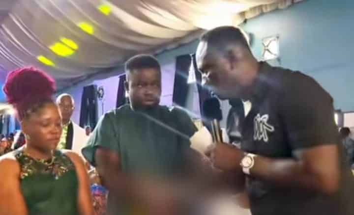 Lady in tears as boyfriend dumps her during church service