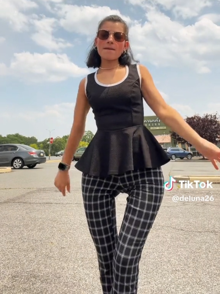 Lady with wide gap between her thighs goes viral (Video)