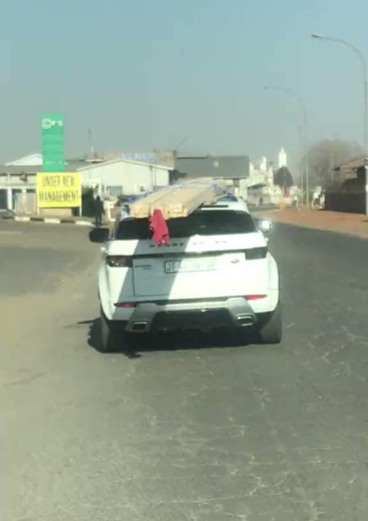 “Something wey Portable fit do" – Netizens react as man is spotted transporting planks with Range Rover 