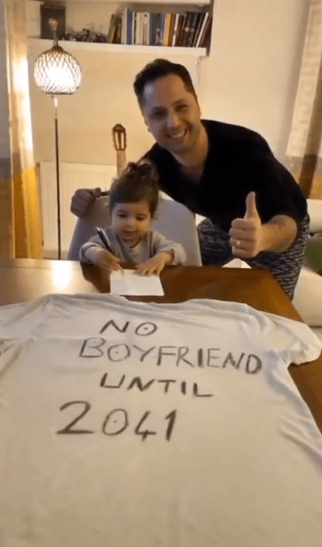 Father signs confidential agreement with teenage daughter