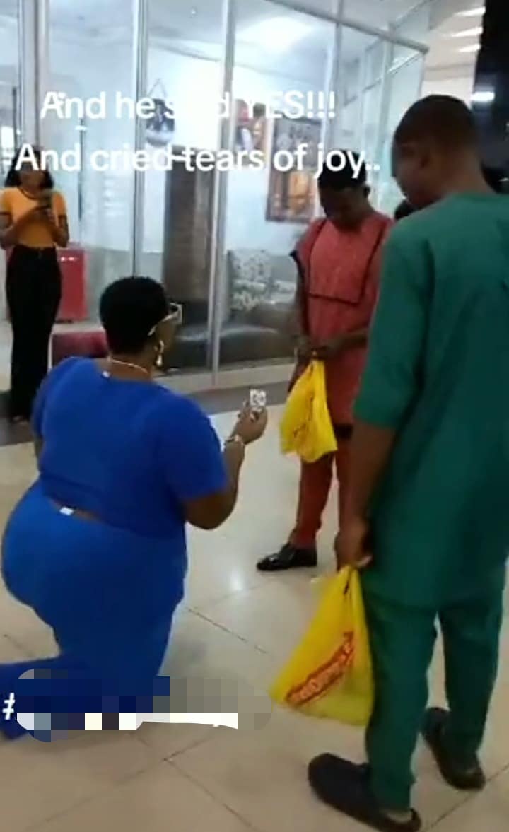 Plus-size lady propose 