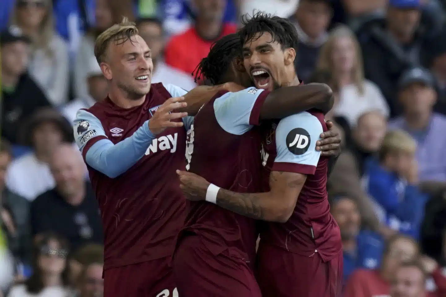 West Ham top Premier League table after defeating Brighton