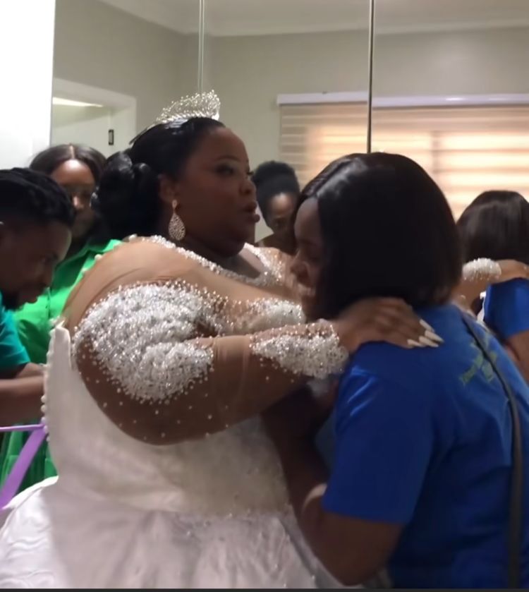 "No be small struggle" - Drama as 5 people struggle to wear wedding gown for plus size bride (Video)