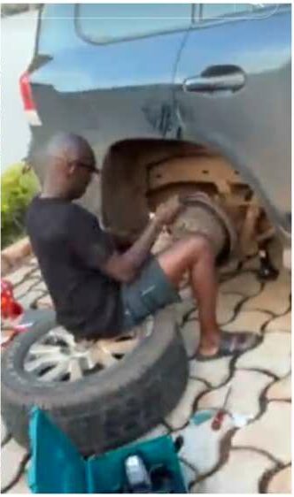 12 men traveling from Ghana to London by road stop to fix their cars (Video)