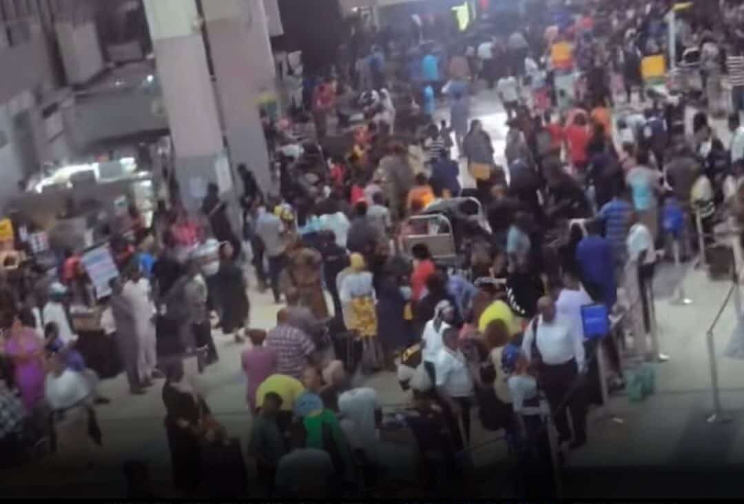 "Marathon race" - Man shares video of an airport jam-packed with travelers