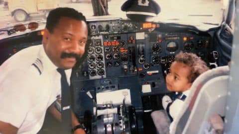 Pilot recreates photo 29 years after first posing with his pilot dad in a cockpit
