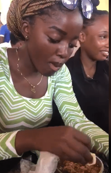 Female student spotted eating fufu with soup in lecture hall, Video causes buzz
