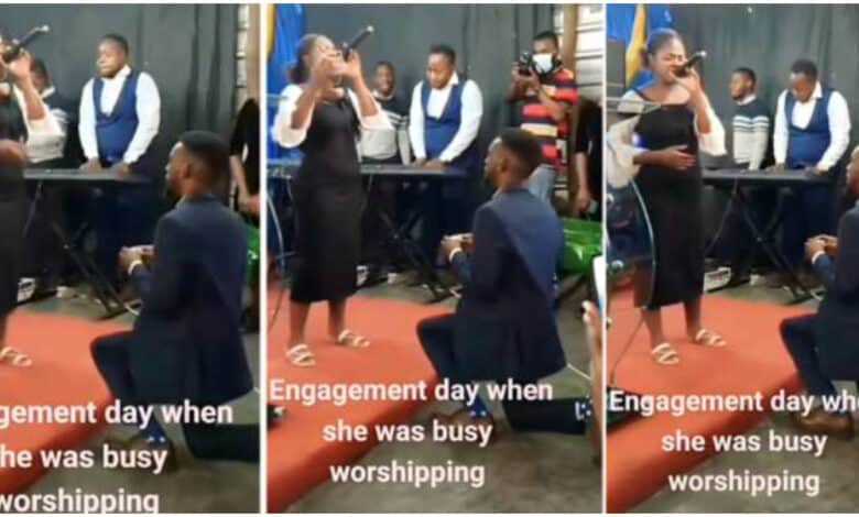 Man kneels to propose to girlfriend in church while singing praises to the lord, ignores him (Video)