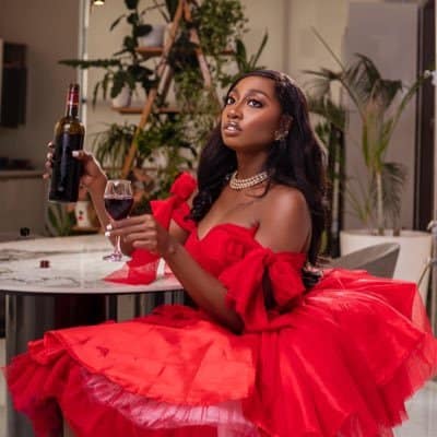 Doyin on cloud 9, spotted having raving moment with Biggies bouncer during party (Video)