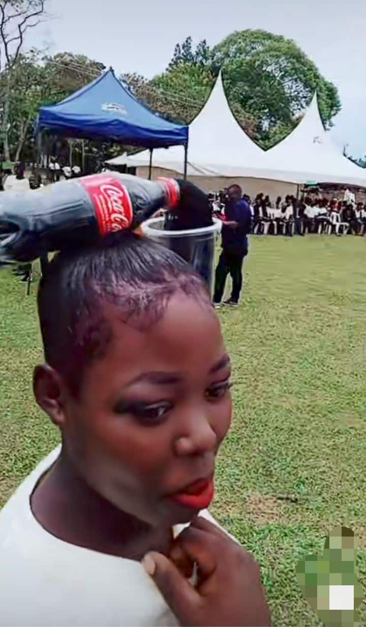 Lady Coca-cola-inspired hairstyle 