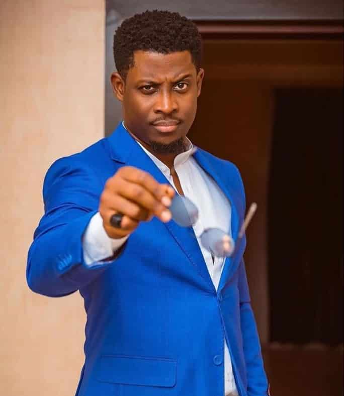 Seyi breaks down in tears as he apologizes for his comments in Biggie's house 