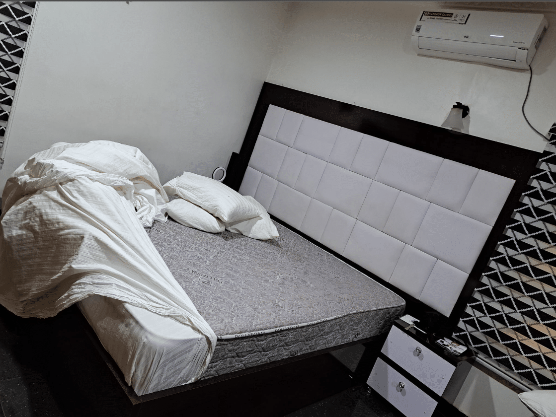 "If you qualify, drop a short video." - Lady causes buzz as she conducts a giveaway with her 2-year-old mattress