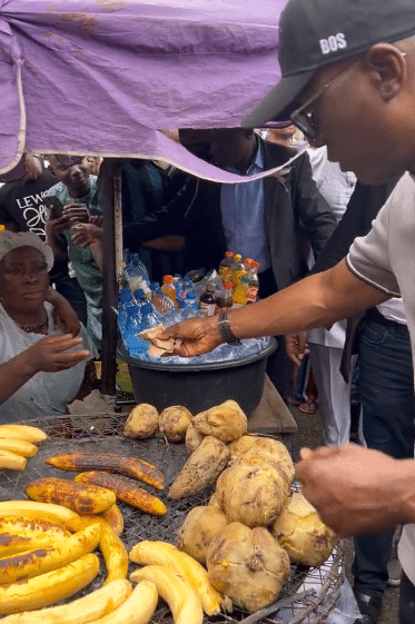 Gov. Sanwo-Olu spotted buying ‘Boli’ along Lagos-Ibadan expressway; Netizens React(Video)