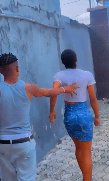"I no dey do again" - Nigerian man pushes girlfriend out of his house, she refuses, cries a river (Video)