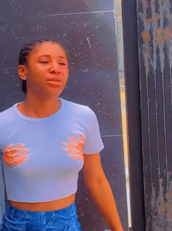 "I no dey do again" - Nigerian man pushes girlfriend out of his house, she refuses, cries a river (Video)