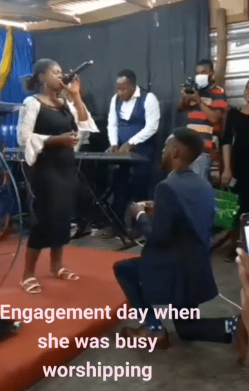 Man kneels to propose to girlfriend in church while singing praises to the lord, ignores him (Video)
