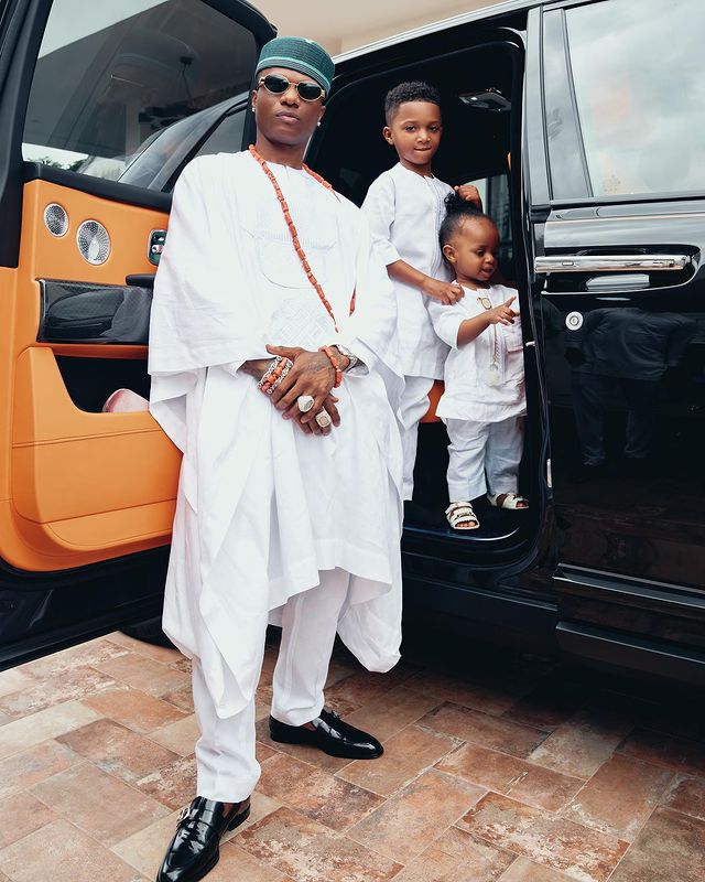 Outrage as Wizkid strikes a pose with his children without Bolu