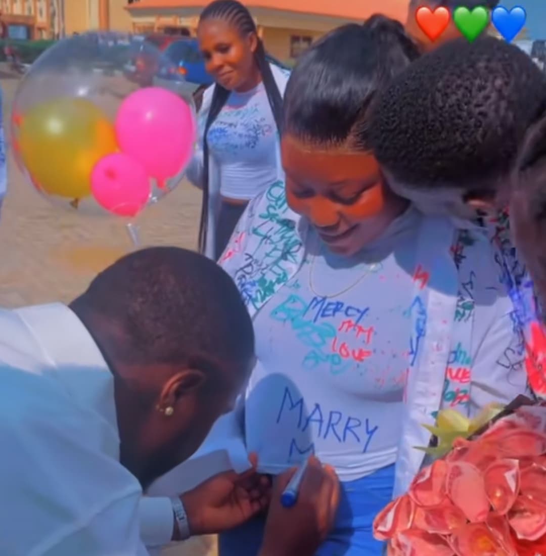 Final year student proposes girlfriend 'marry me' sign-out shirt