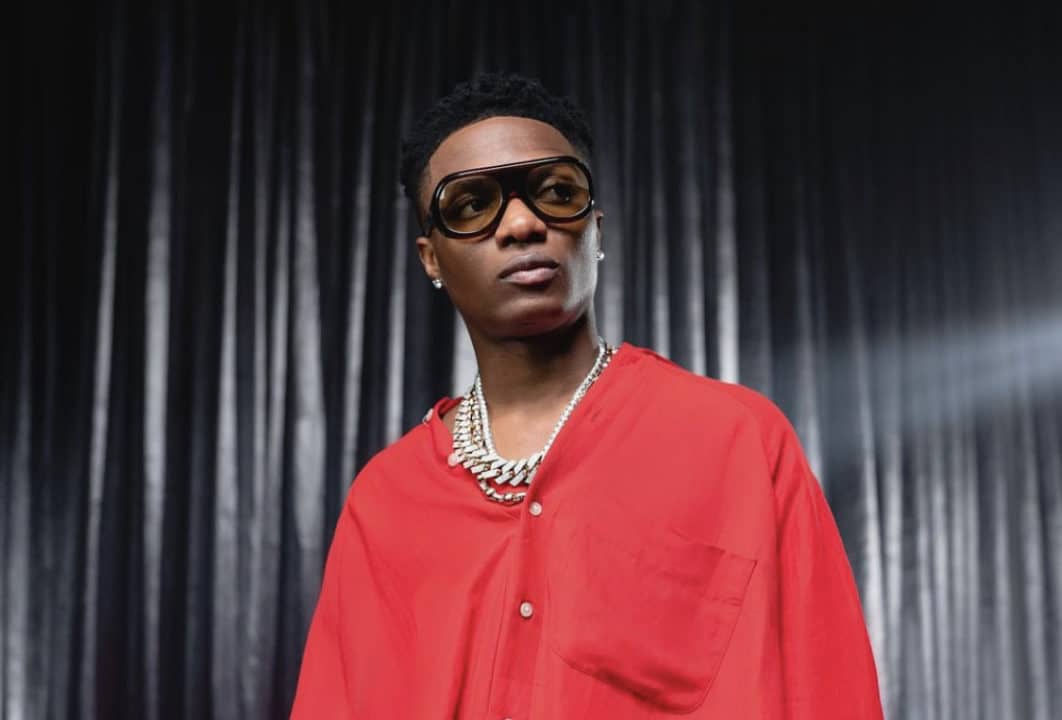 "My guy nor wan looseguard" - Reactions as WizKid refuses to drink a shot offered to him at Lagos nightclub