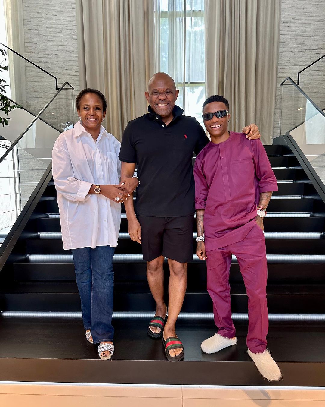 "Tony loves Wizkid" - Reactions as Wizkid visits Tony Elumelu, gifts his wife a bouquet of flowers