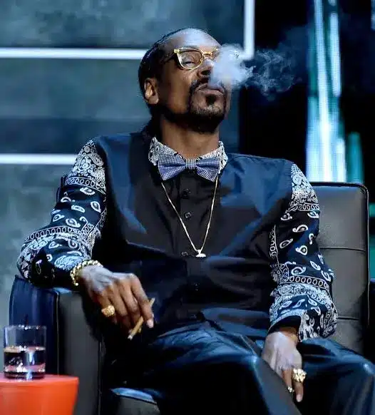 Snoop Dogg puts the Internet on standstill as he announces his decision to stop smoking weed