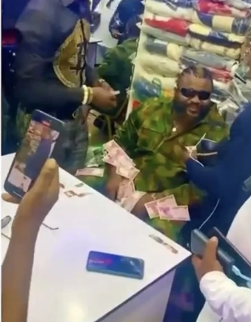 Kizz Daniel’s Bouncer all smiles as his fans make it rain cash, sprays him money 