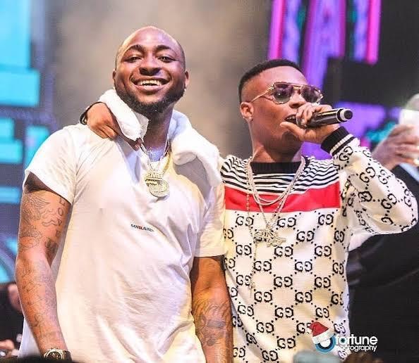 "Your fav won suffocate my King" - Reactions as an old video of Davido and Wizkid hugging each other tightly pops up