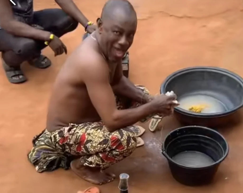 “This is unconditional love” — Nigerians react to emotional video of a father washing his daughter’s slippers because she had menstrual cramps