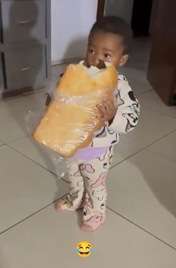 "Her own Christmas don start" - Little girl causes buzz as she excitedly grabs oversized loaf of bread, eats it
