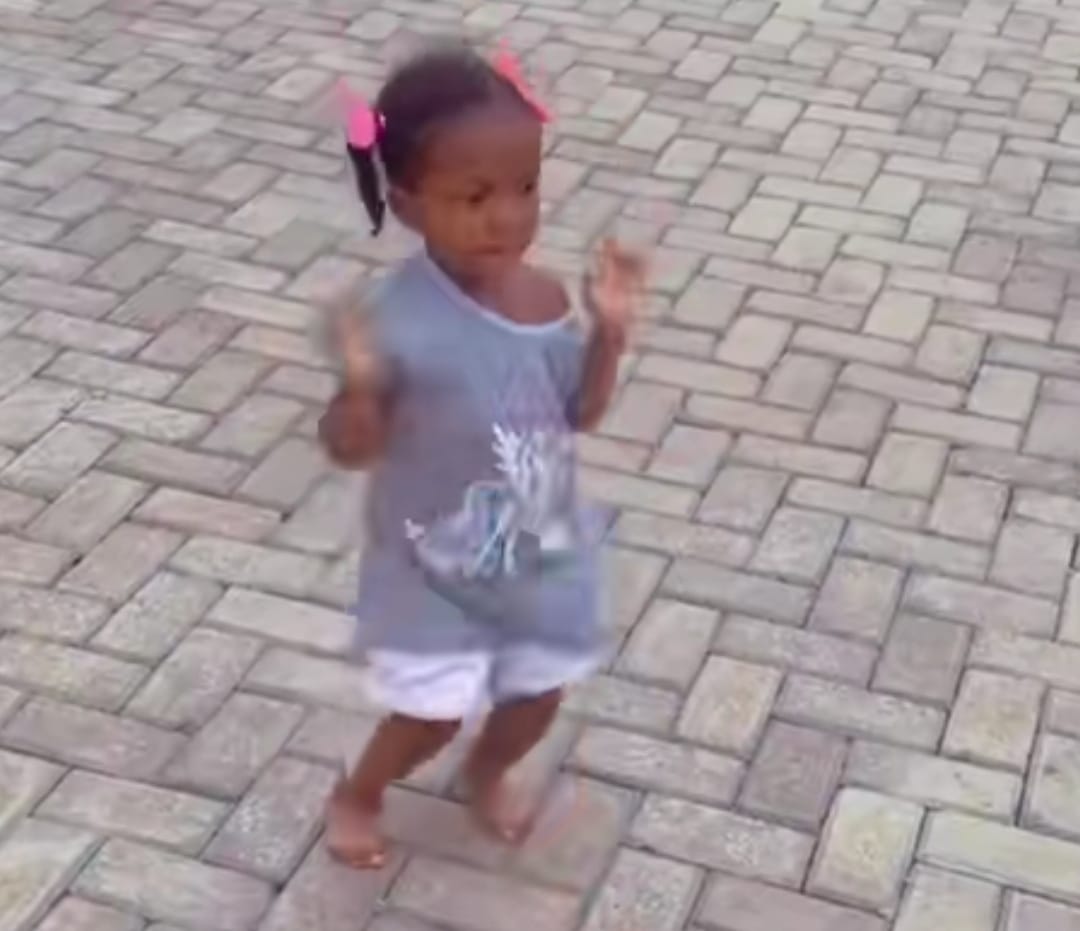 "‎Ancestor is that you?" - Little girl turns heads as she flawlessly dances to Ayra Starr's 'Stability'; many react