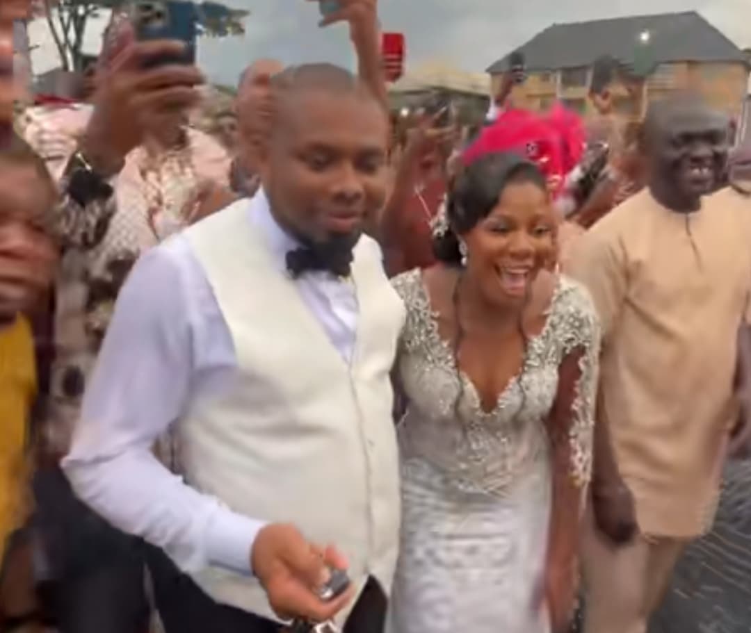 "In this economy?" - Groom turns heads on wedding day as he surprises his beautiful bride with brand new Range Rover