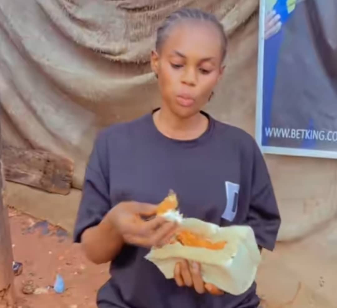 "One akara fit reach ₦500" - Netizens kick as beautiful lady stuns in different outfits to sell akara at the roadside