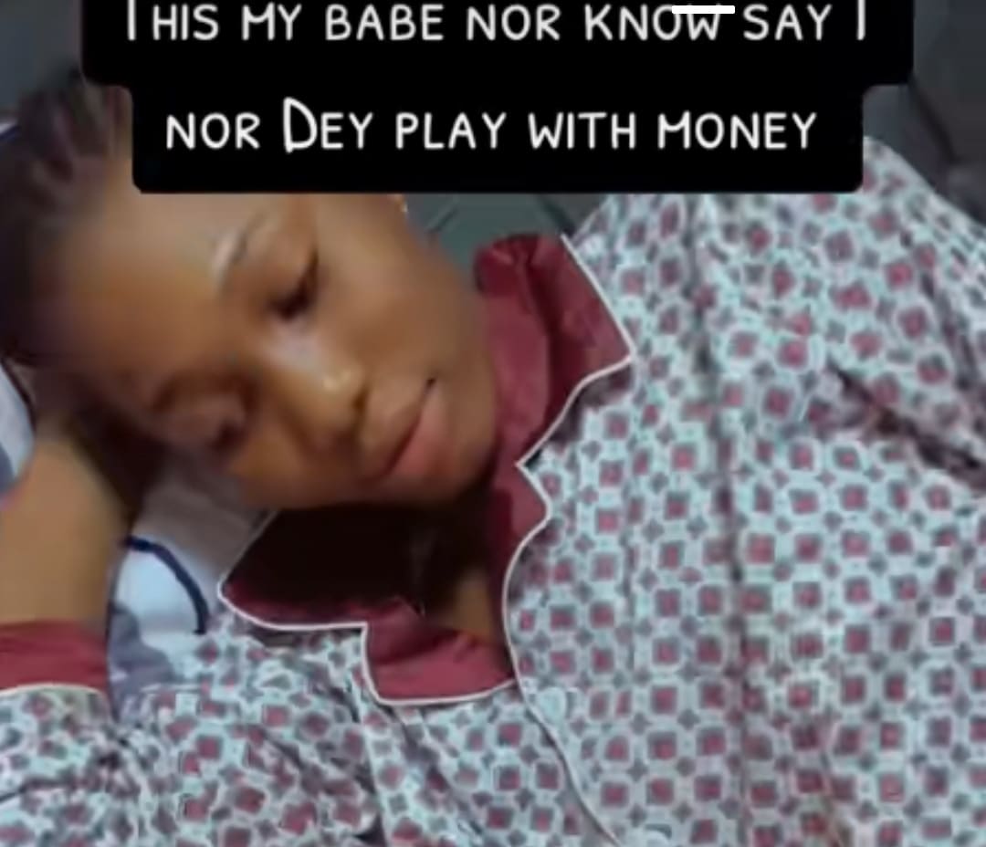 "That's your breakfast" - Nigerian man serves his beautiful girlfriend 'breakfast in bed' with bundles of ₦200 naira notes