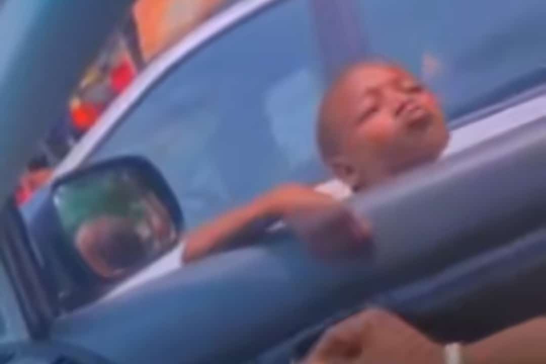 "I love you, na you I like” – Roadside begger blows kisses, uses romantic words to beg money from driver, gets ₦100 naira