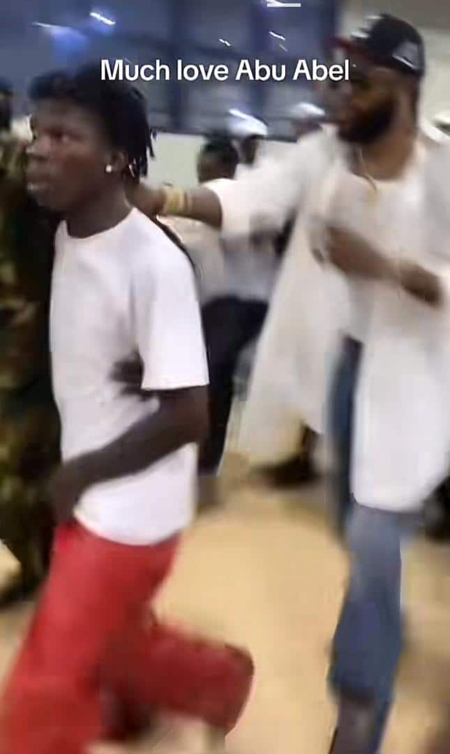 "Poor man pikin go think say na bouncer" - Reactions as Abu Abel protects Seyi Vibez at event