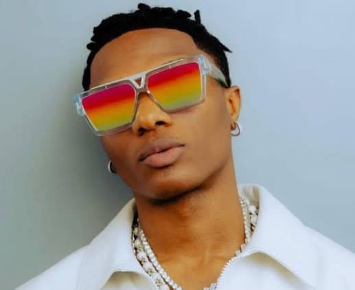 "Waste of money" - Knock as Wizkid storms Lagos strip club with briefcase filled with bundles of naira notes