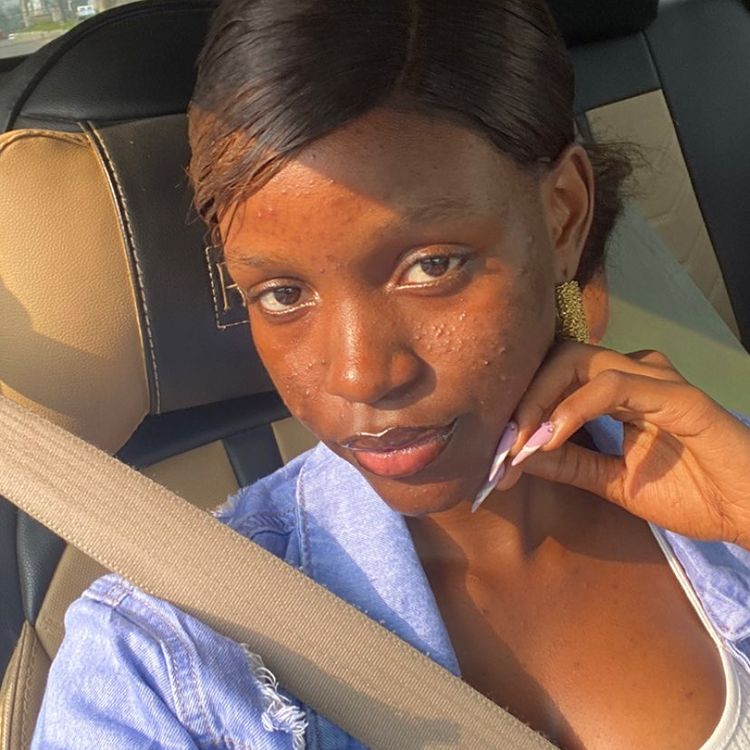 Lady receives N100K cash gift for having a flawless beauty