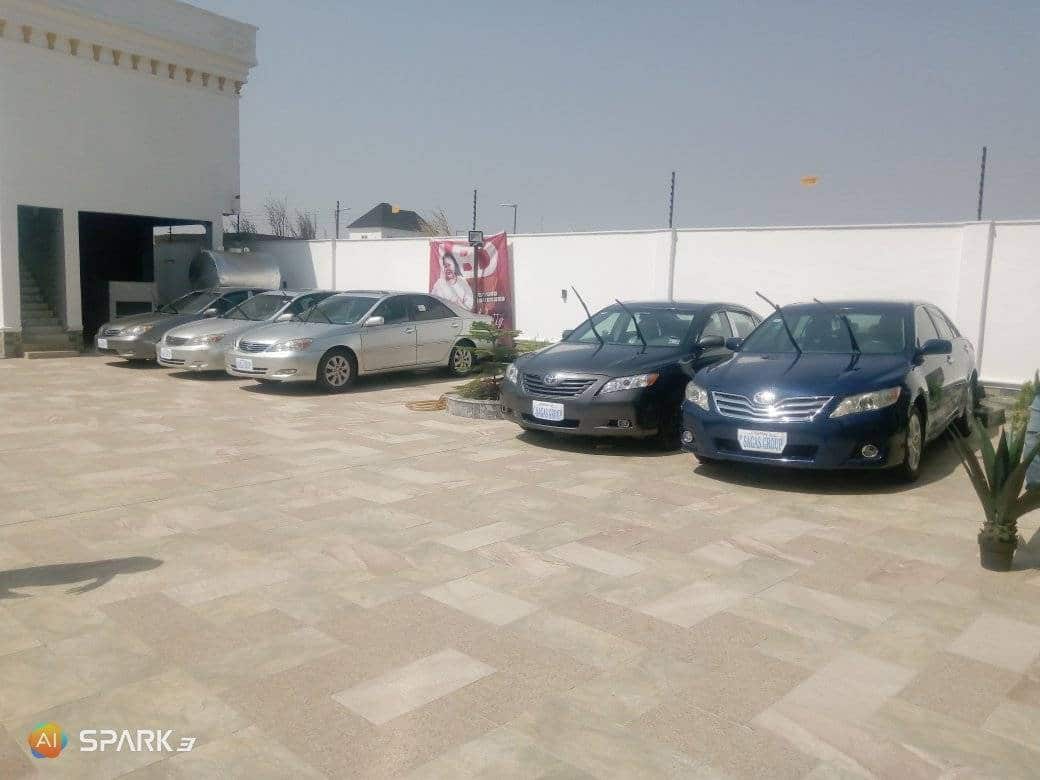 Nigerian businessman celebrates workers with five cars as gift