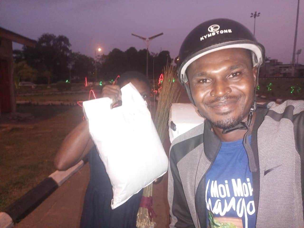 Man surprises three street sweepers with bags of rice 