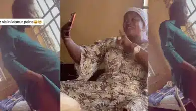 “Everybody with wetin dey do them” — Reactions as mother makes snapchat videos while her daughter is in labor