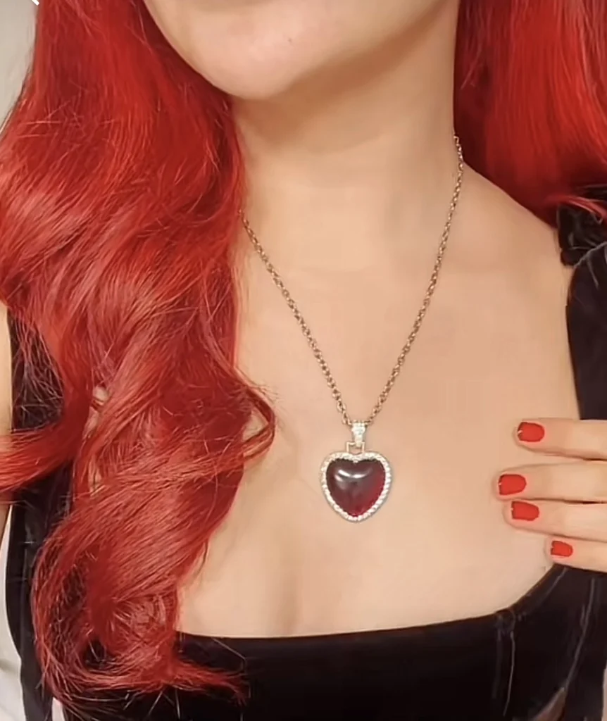 “This is witchcraft where I’m from” — Reactions as man makes necklace out of his blood for his girlfriend 
