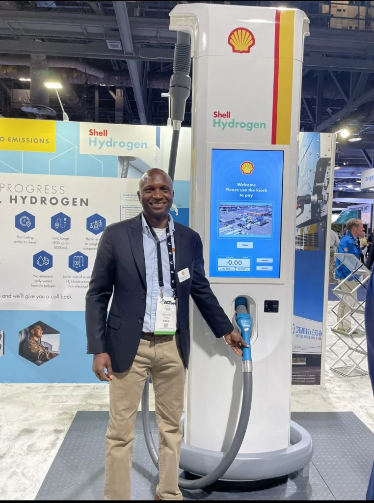 “She went on both knees to apologize without even defending herself” — Man explains his choice to marry his wife 