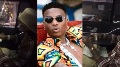 "See as money dey fly" - Wizkid shows love to fans, throws bundles of money through car window