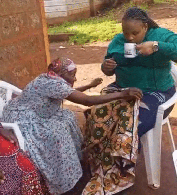 Photos of elderly woman covering lady's ripped jeans with wrapper cause buzz online
