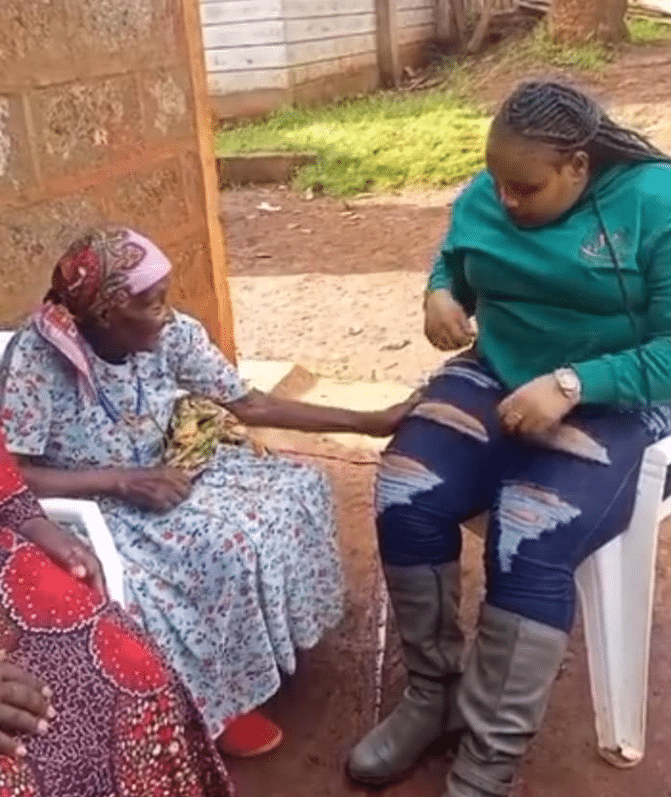 Photos of elderly woman covering lady's ripped jeans with wrapper cause buzz online