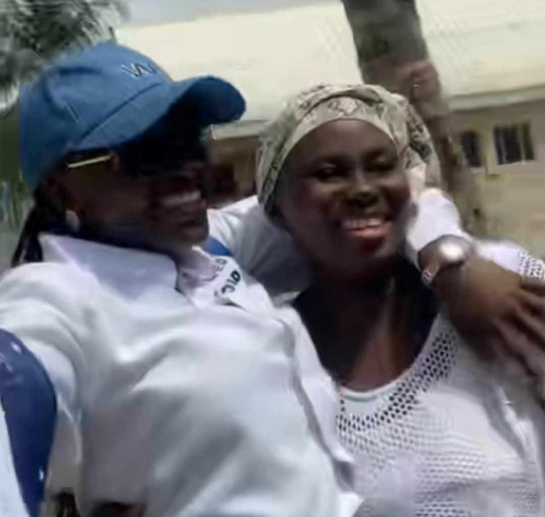 "Who will carry me like this?" - Lady's emotional hug with parents melts hearts online as she becomes family's first graduate
