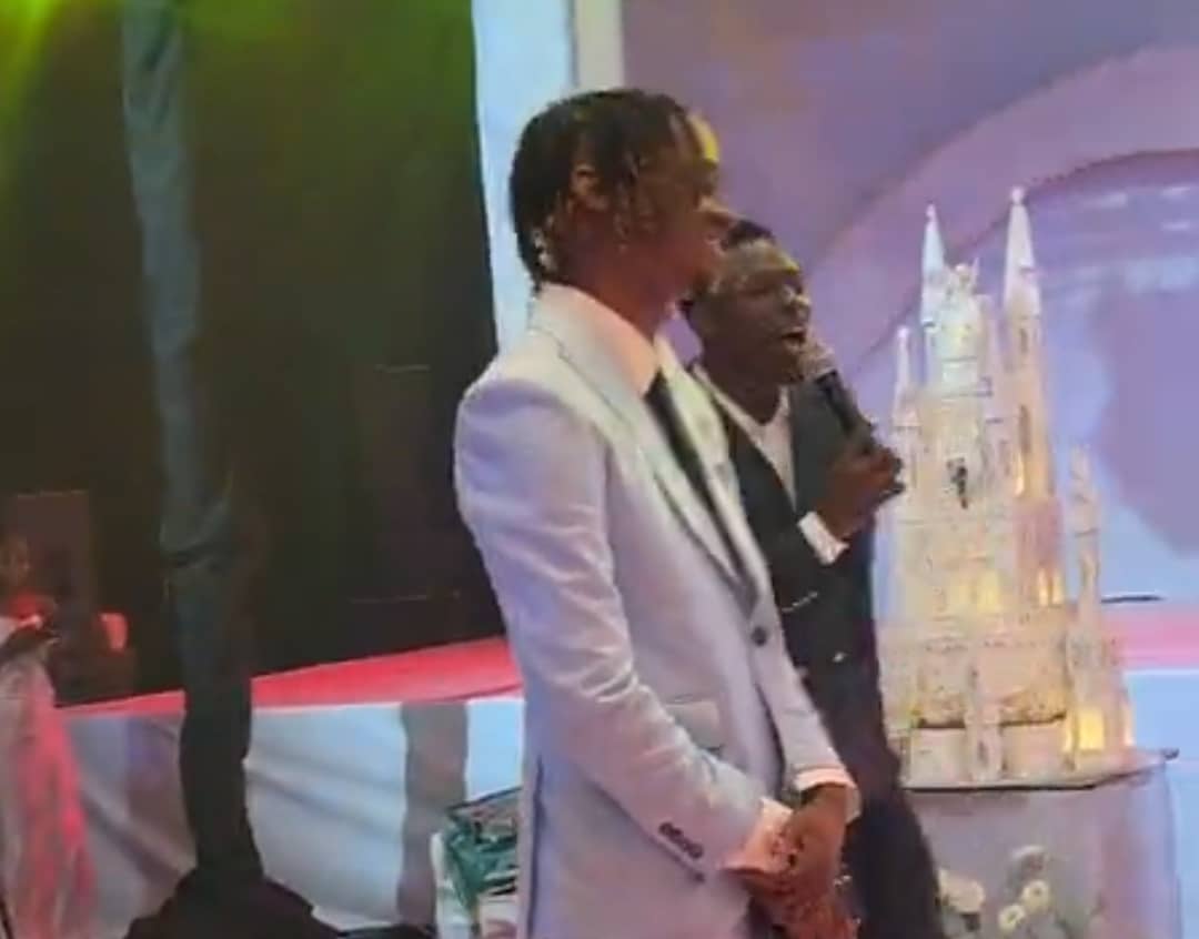 "Money dey, na we broke" - Man wows many, transfers ₦800k to lady during wedding game as she requests iPhone 13 Pro Max